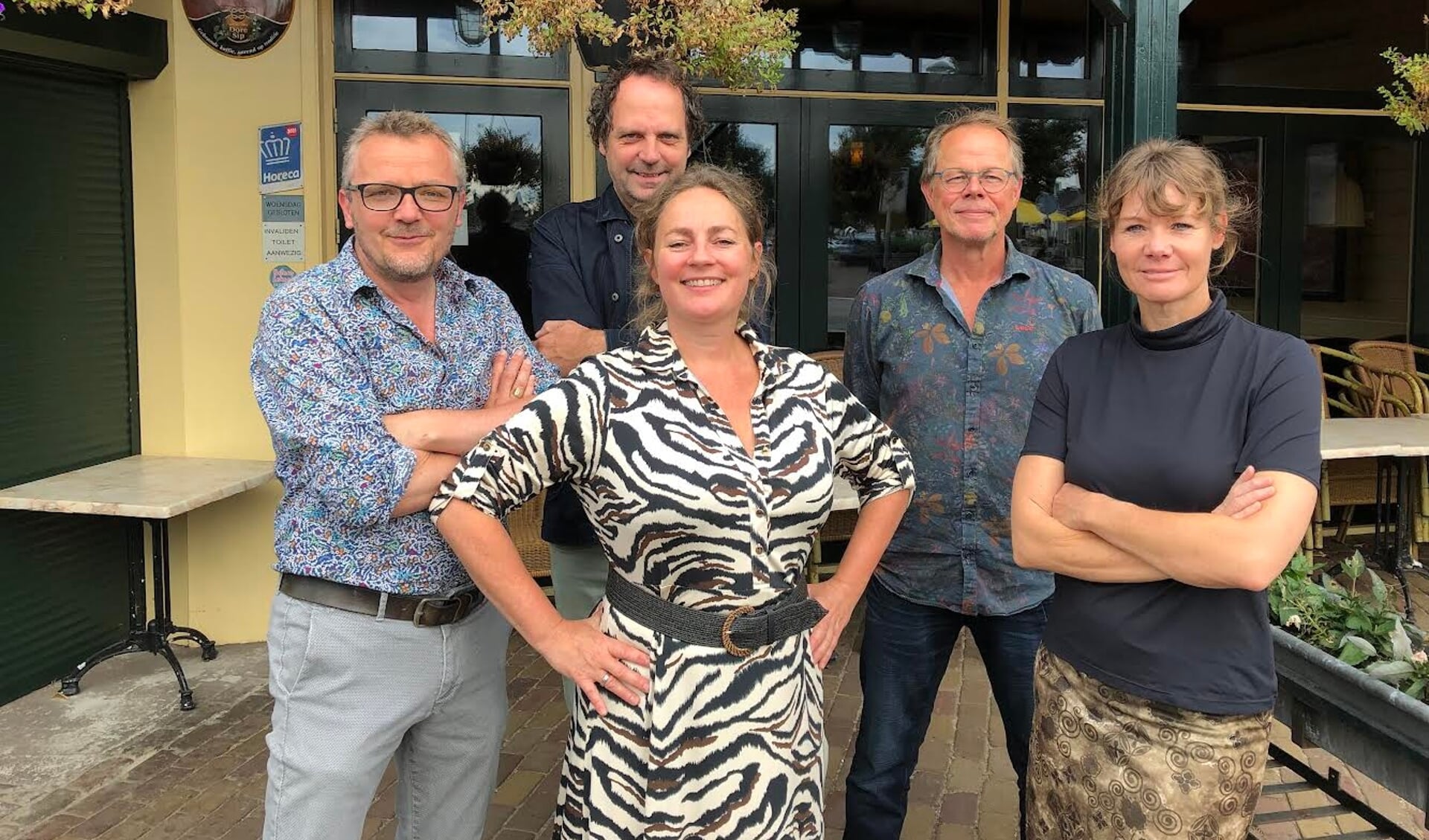 De groep dorpsgenoten bestaat uit Saskia van der Meij, Henk Nieuwenhuizen, Martin de Vlugt, Merei Dekker en Jacky de Vries.