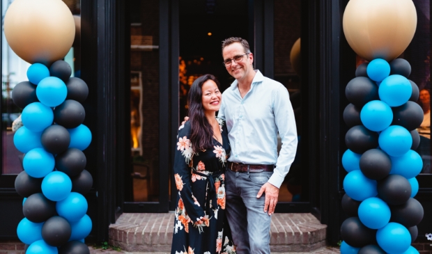 <p>Eigenaresse en gastvrouw Janny Man en haar man Sander zijn verheugd met de opening van hun resturant.</p>