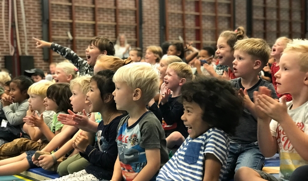 <p>Lachende smoeltjes bij het veertigjarig jubileum van basisschool 't Baeken.</p>
