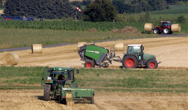 <p>Werkzaamheden worden steeds vaker uitbesteed aan dienstverlenende bedrijven in de landbouw.</p>