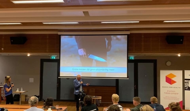 <p>Bestuurder Rob Hartings presenteert de <em>VR-game Re:Action.</em></p>