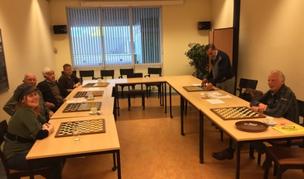 <p>Deel van de clubleden van de Beverwijkse Damclub.</p>