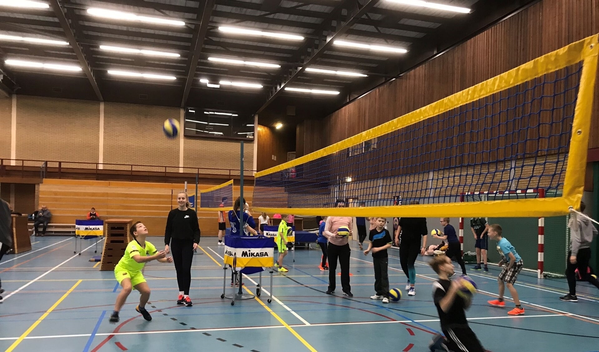 Jongeren trainen bij Volleybalvereniging Croonenburg tijdens de introductie van Athletic Skills Modell. 