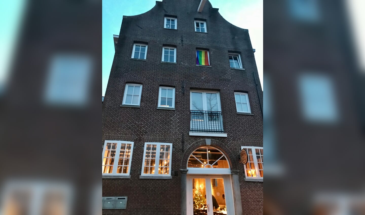 Eén van de mooiste plekjes in Schiedam, aan de Korte Haven. Onlangs heb ik, op paarse vrijdag, de regenboogvlag opgehangen en deze hangt er nog steeds.