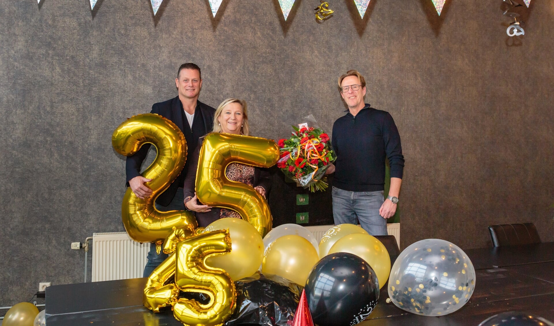 René en Jacqueliine van den Berg worden door Henry Wassink (PRO) in de bloemen gezet. 