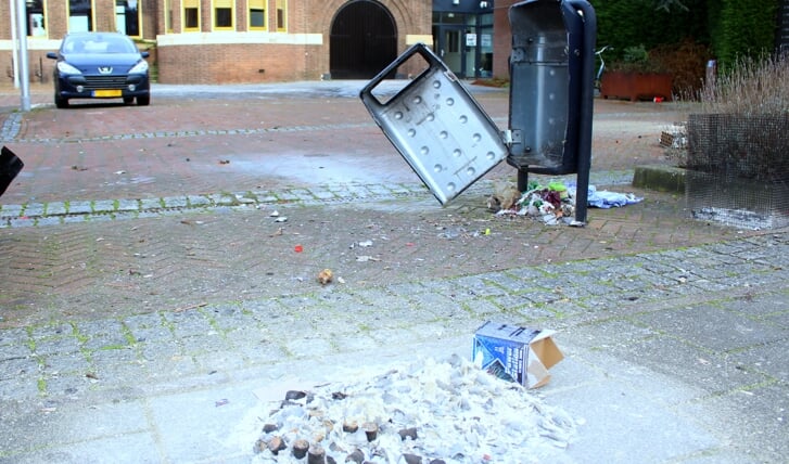 Op het Raadhuisplein in Boskoop werden door straattuig tijdens de jaarwisseling afvalbakken opgeblazen.