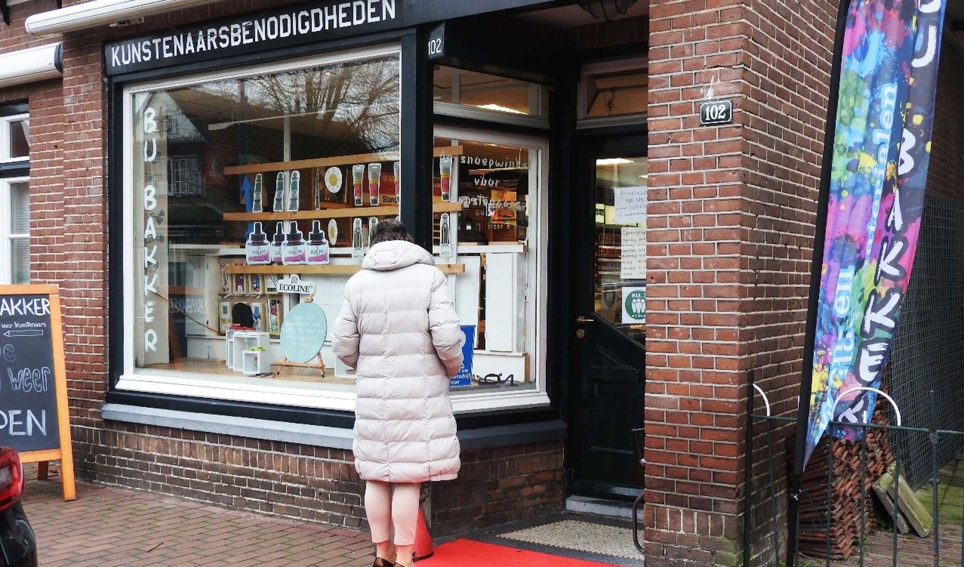 Rode loper uit Bij Bakker, de snoepwinkel voor kunstenaars.