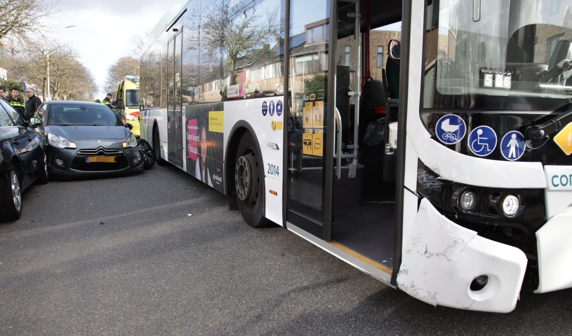 Een passagier uit de bus raakte gewond.