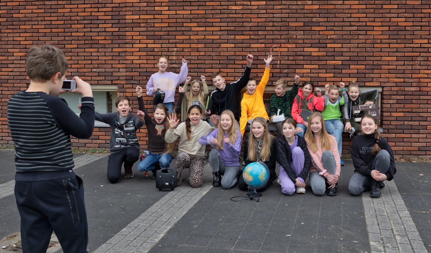 De kinderen van De Paperclip werden met hun recycle prestatie getrakteerd op een digitale camera.