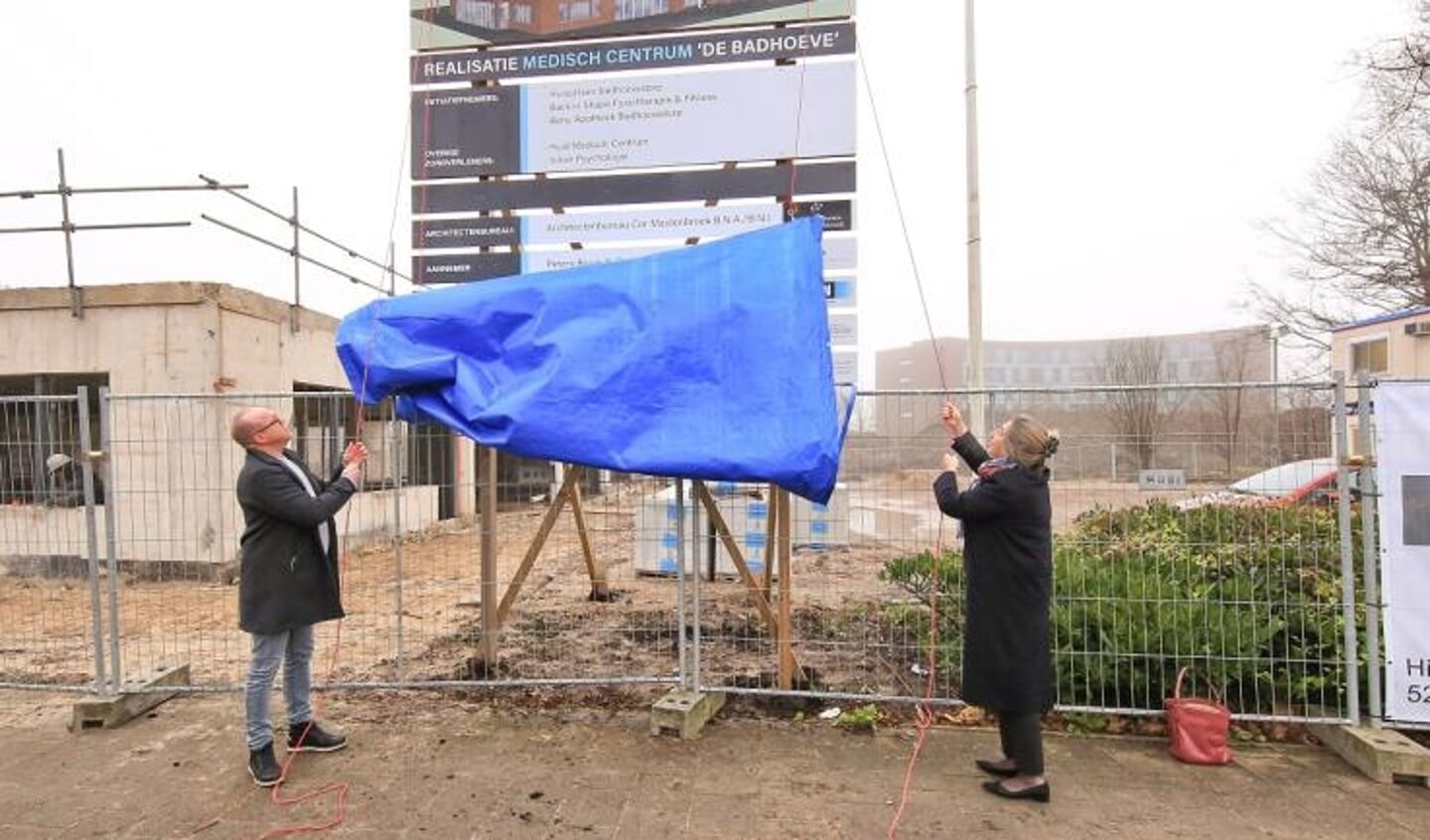 Huisarts André van Es en wethouder Mariette Sedee onthullen het bord voor de start van de bouw van een splinternieuw Medisch Centrum in Badhoevedorp.