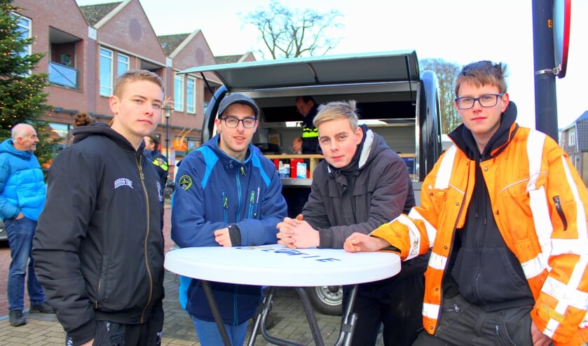 Vier jongeren willen ook uitleggen hoe het gegaan is de bewuste nacht, vlnr Roy Stouten, Daniël Zuurmond, Bas Reumerman en Camiel Hoogervorst