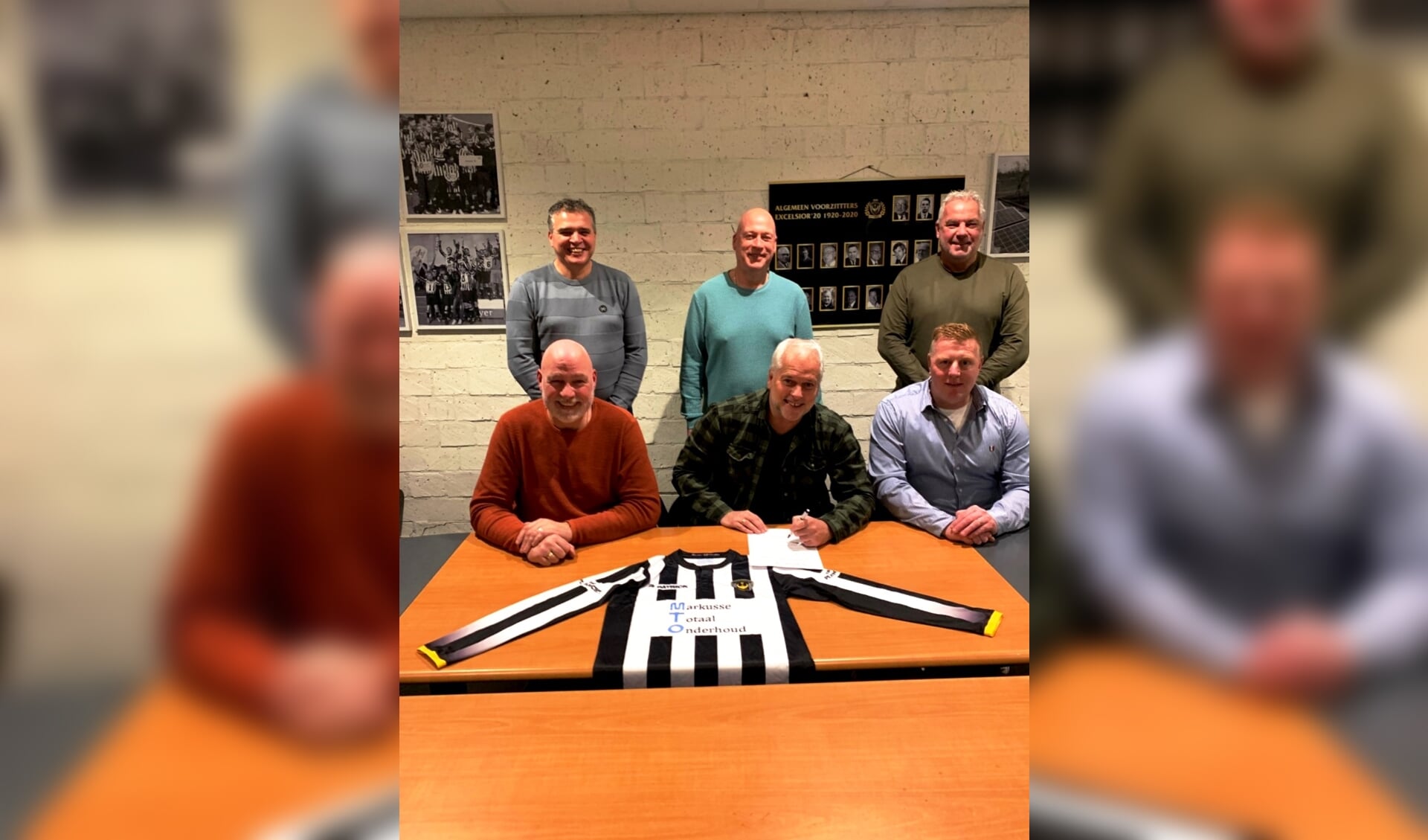 Jaco Verhoev (midden voor), de stafleden Michel Wigman, Patricvk Landzaad, Hans Hekman (achter), en de assistent-trainers Bart Schuurmans en Marco van der Lely verlengden hun verbinternis. (foto: PR)  