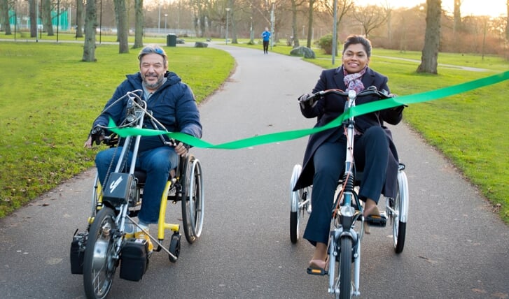 Charles Crown test een speciale fiets samen met zorgwethouder Kavita Parbhudayal. Ze vindt dat iedereen in Den Haag volwaardig mee moet kunnen doen. 
