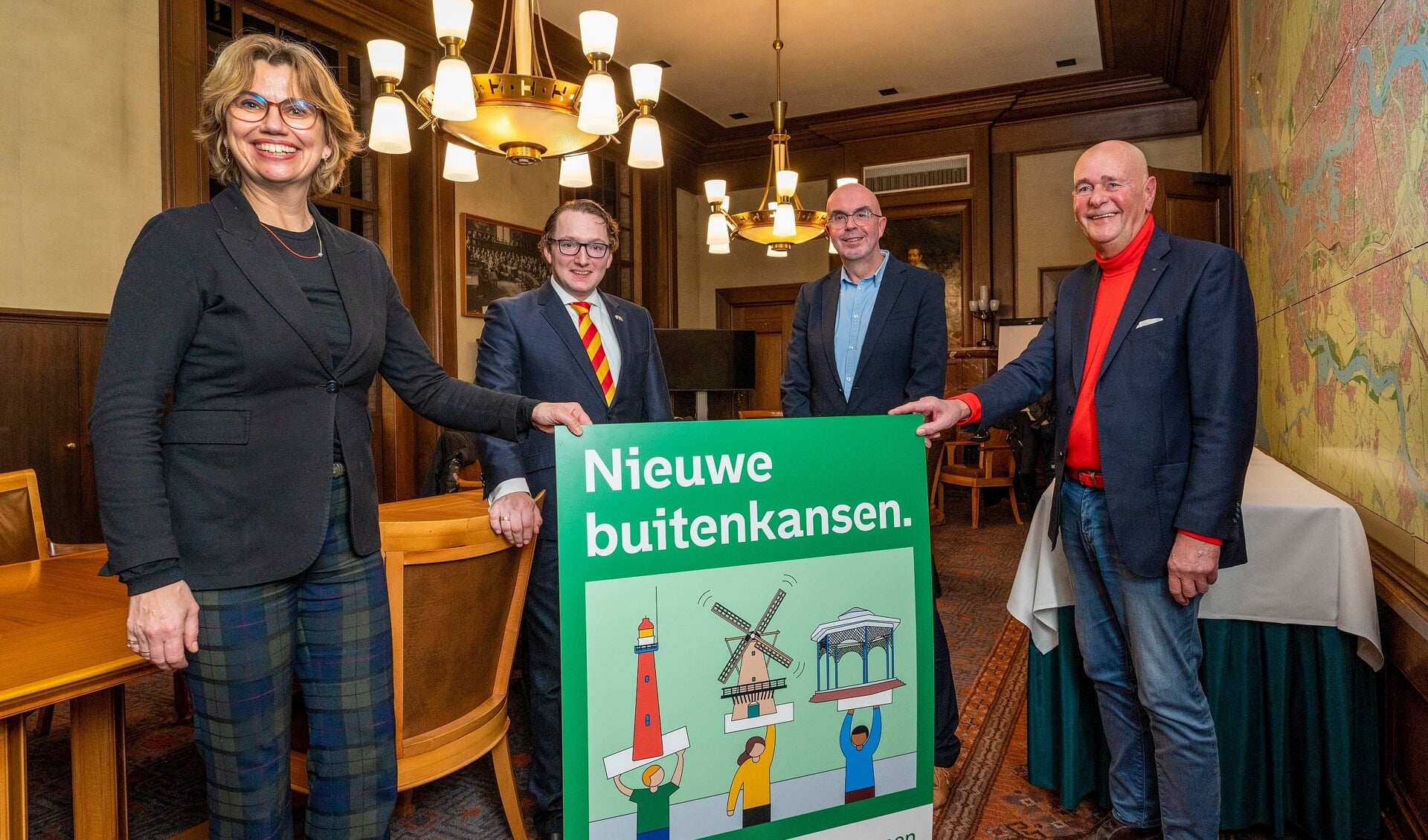 Gebiedsvoorzitters Rob Oosterlee (Rozenburg), Rob van der Meer (Pernis) en Peter Stok (Hoek van Holland) overhandigen het ambitiedocument ‘Nieuwe buitenkansen’ aan wethouder Roos Vermeij. 