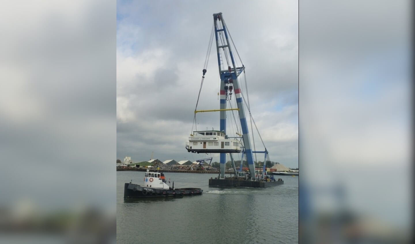 De stuurhut en roef van de mooiste Rijnsleepboot ooit gebouwd worden naar Rotterdam vervoerd.