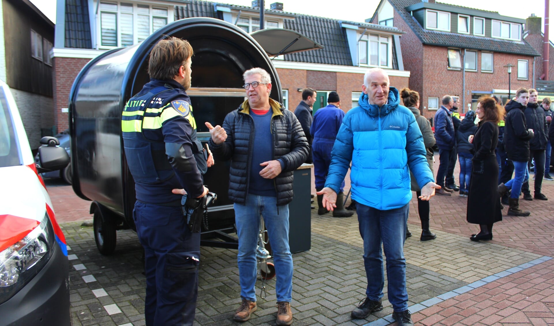 Maandagmiddag gaan burgemeester en politie in gesprek met de inwoners. Wim van Beek (midden) en Theo Leliveld (re) vertellen hun verhaal aan politiechef Maarten van Mierlo (li).