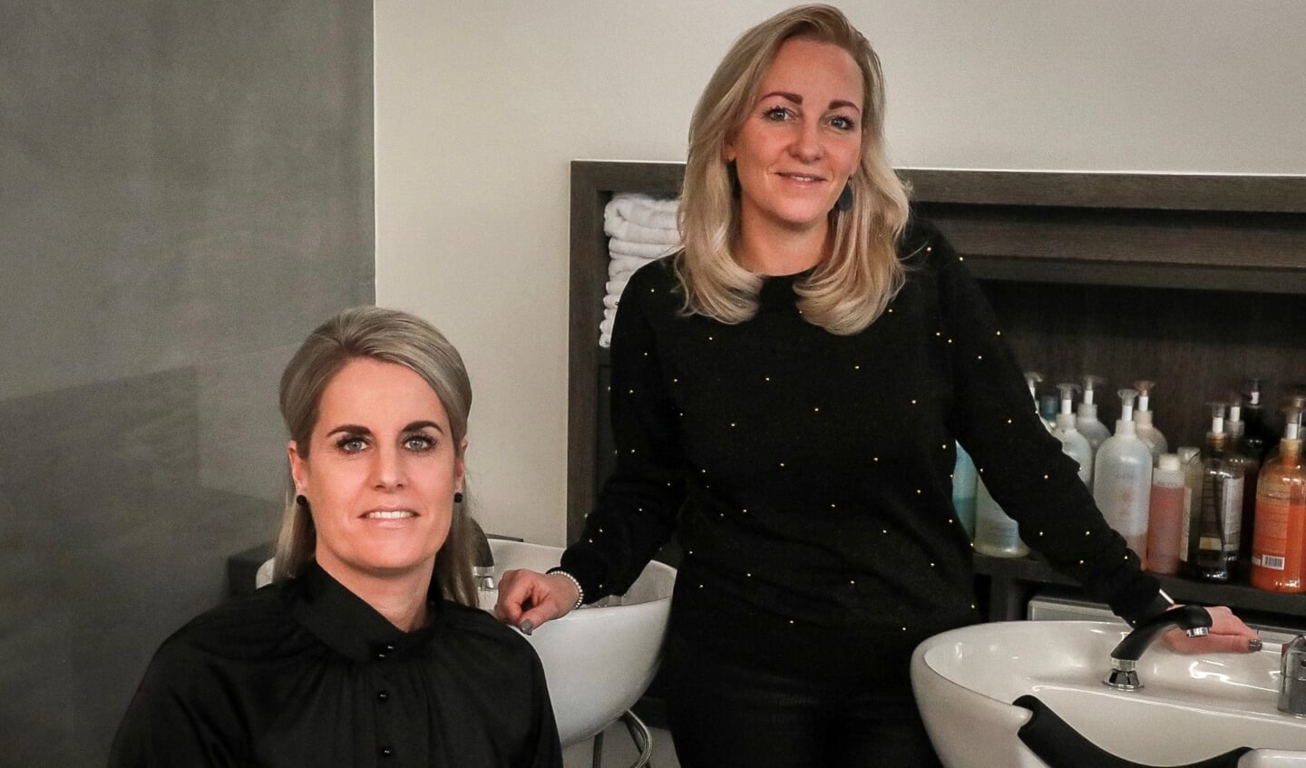 Sandra Metselaar en Ila Van Gastel in hun salon aan de Dusseldorperweg in Limmen.