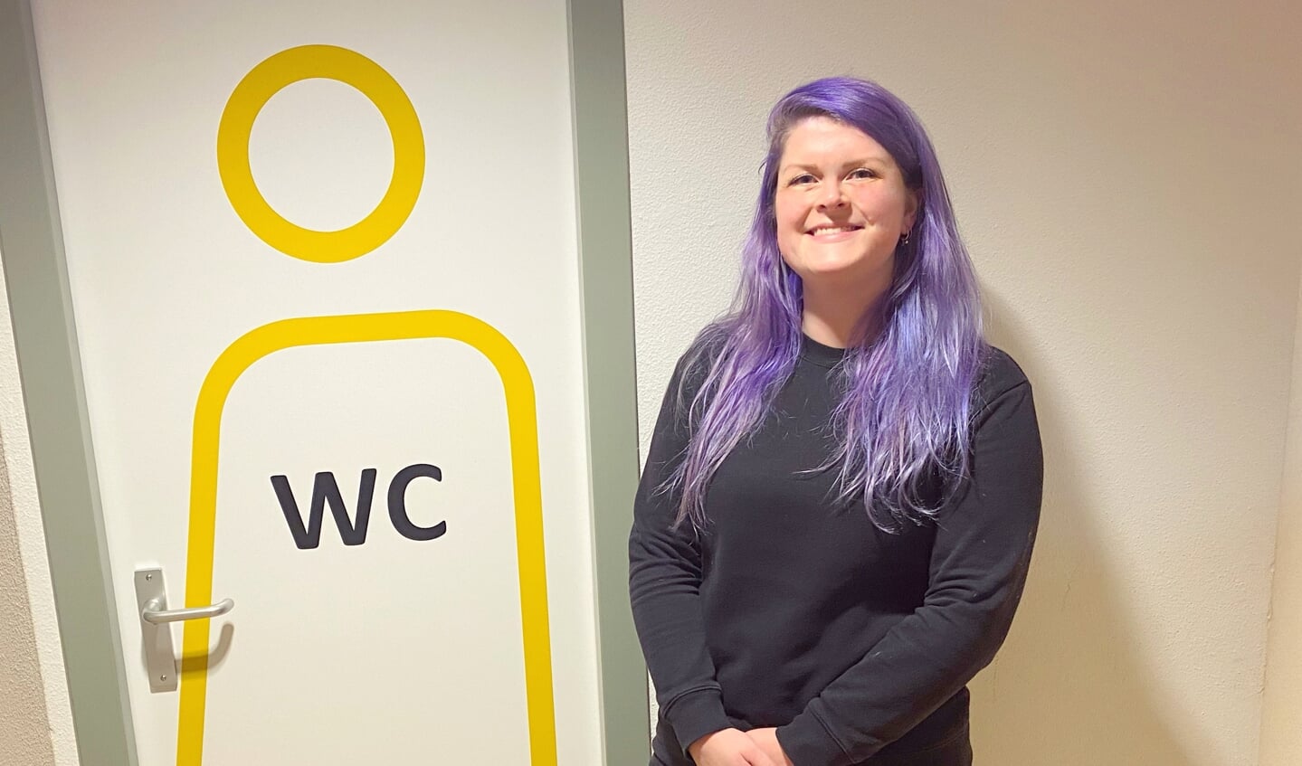 De Alphense Pauline Thoomes wil graag meer genderneutrale toiletten. Op het Scala College, waar ze lesgeeft, is al zo'n toilet.
