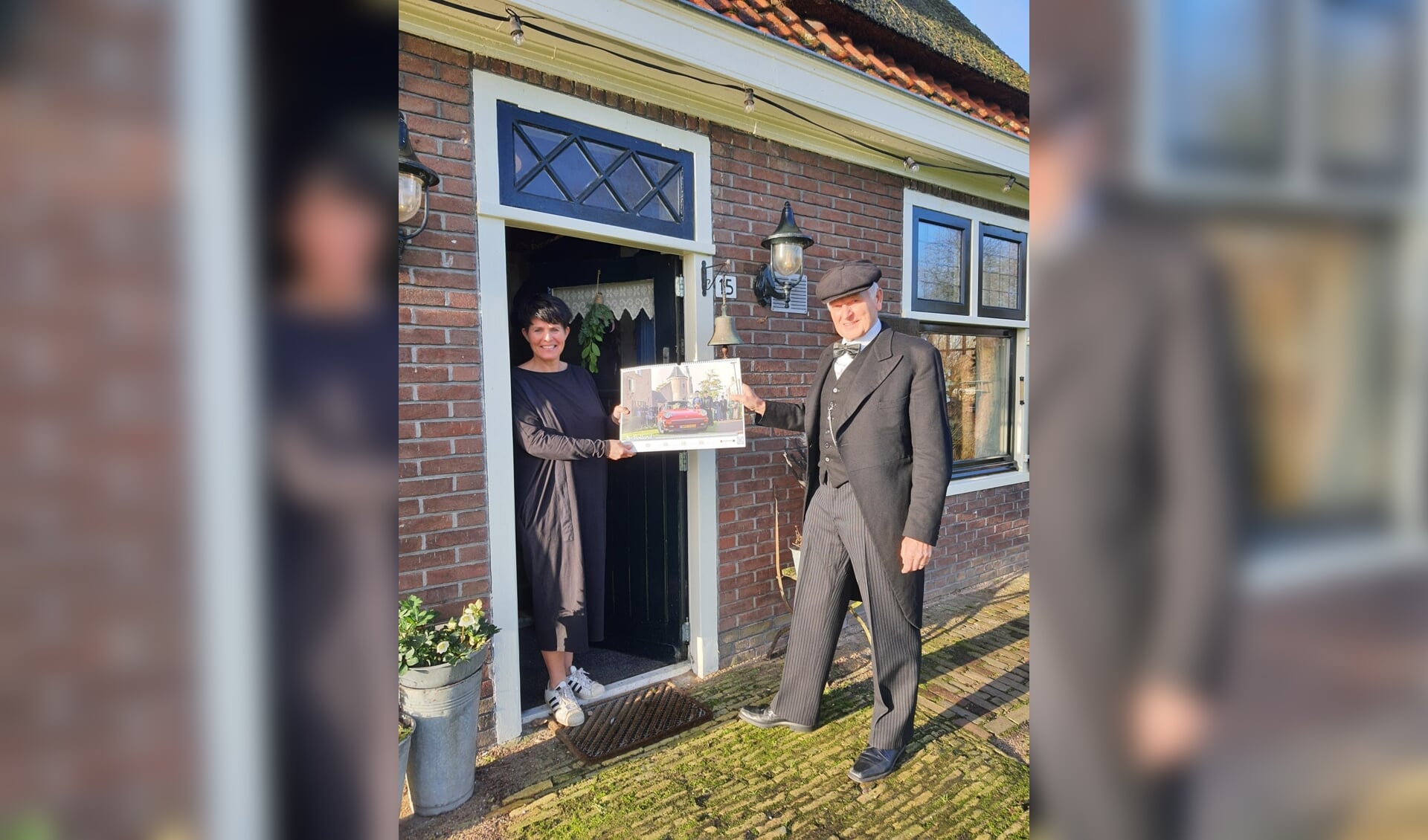 Sandra van Dijk (voormalig miss) te De Gouwe, krijgt de kalender uitgereikt van Jan Benit (programmaleider en bestuurslid van de Folklore). 