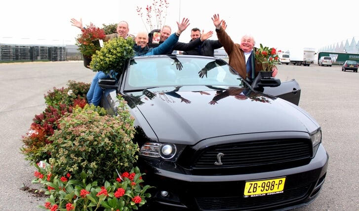 De Ford Mustang cabriolet van kweker Stef Groenendijk rijdt mee in het Corso Boskoop 800, vlnr broers René, Jos en Léon van Lint, Stef Groenendijk en Jan Fase.