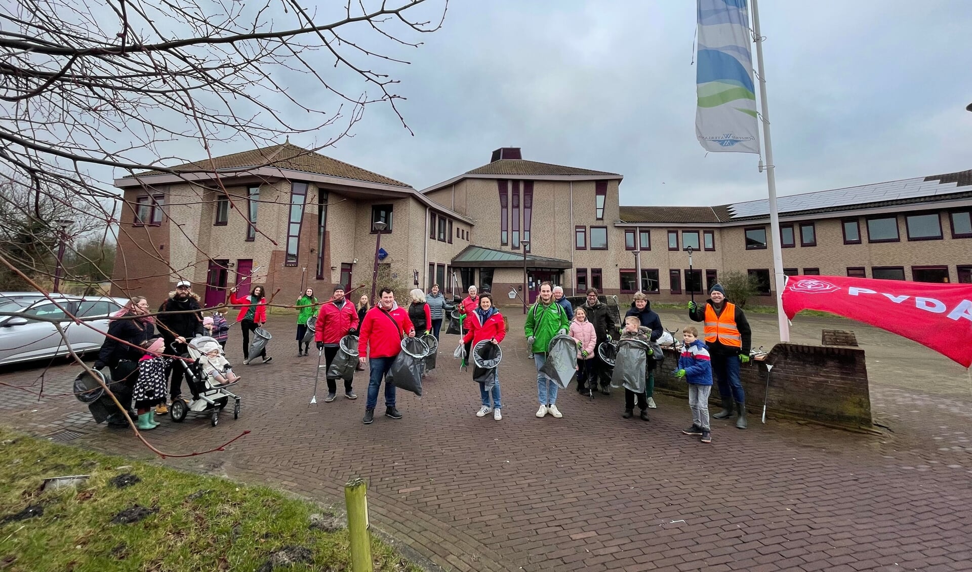 Zaterdag 22 januari trokken leden van de PvdA Waterland onder leiding van lijsttrekker Petra van Lint de wijken in om zwerfvuil op te ruimen.  Ook Groen Links hielp mee.