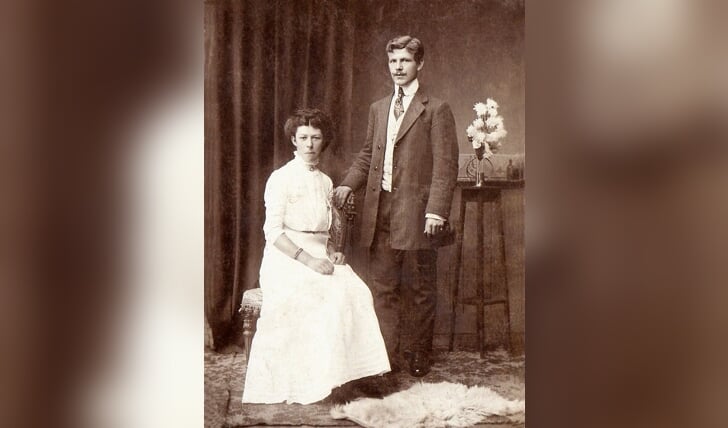 Huwelijksfoto van Niek de Kruif en Petronella Jongerius, donderdag 8 februari 1912. Petronella is in verwachting van hun eersteling, Niek de Kruif.