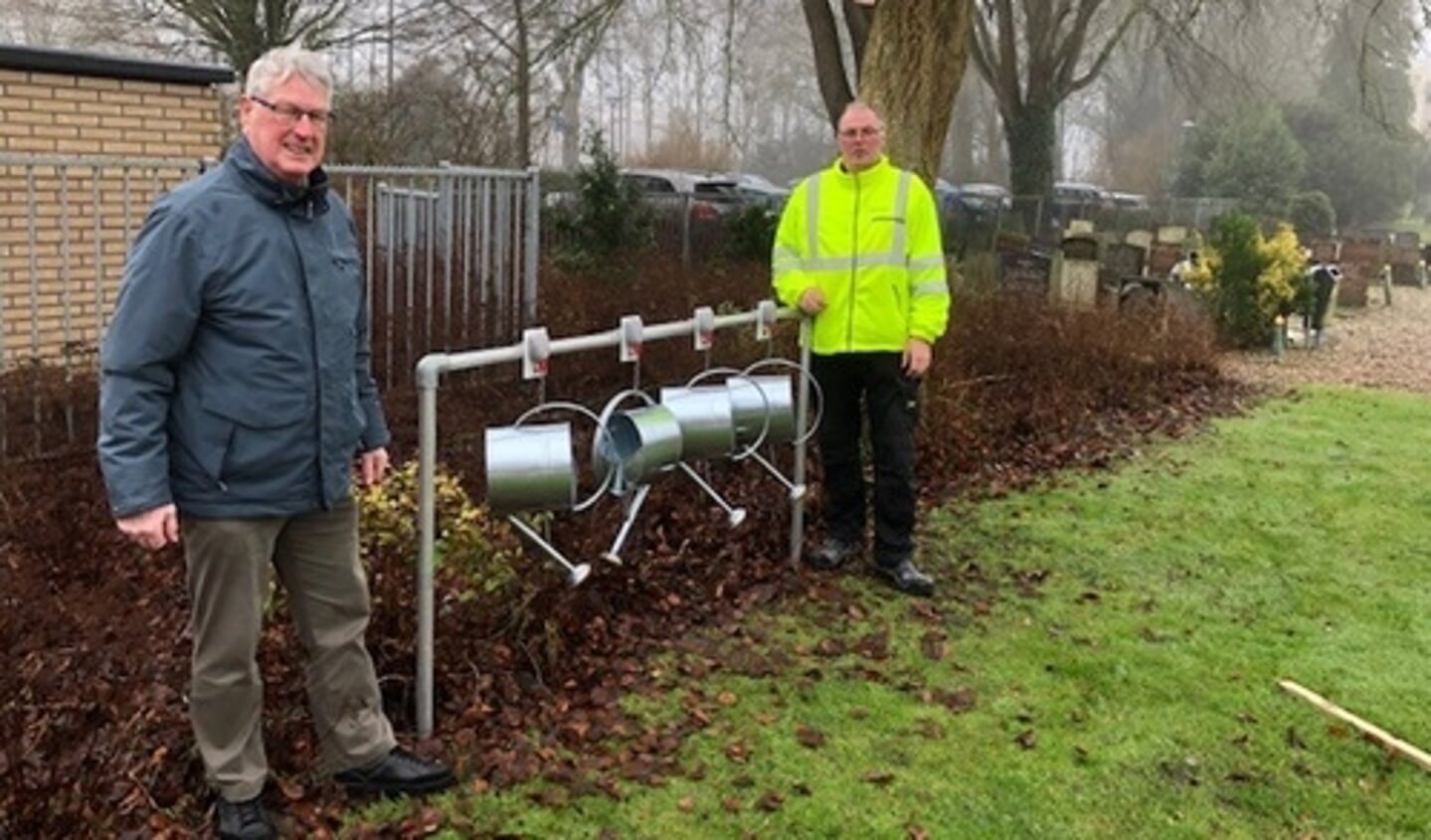 Casper Manshanden van Heddes (r) en Herman Kaptein, voorzitter van de stichting Vrienden van de begraafplaats Keern.