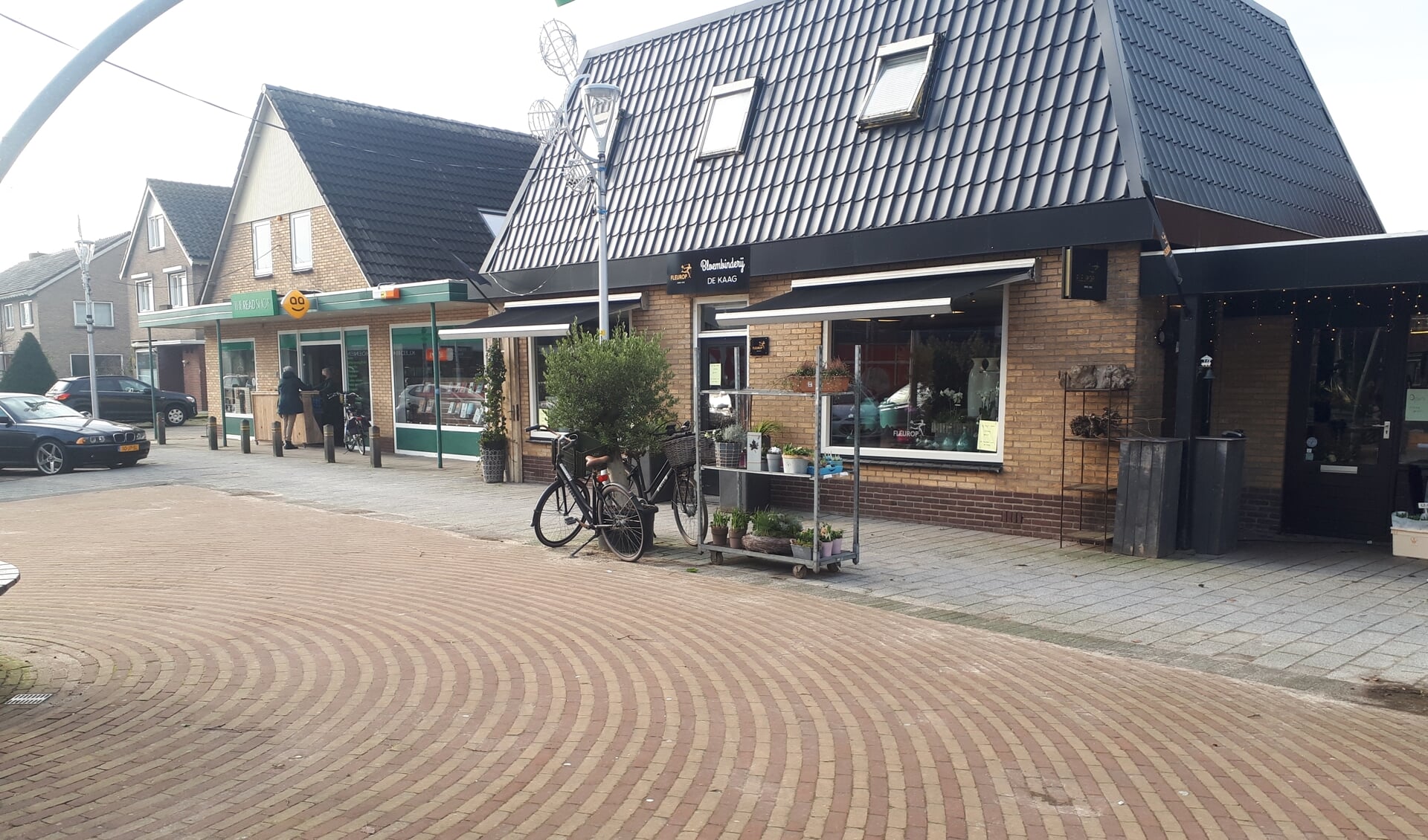 In Spanbroek is de winkelstraat ook vrijwel leeg.