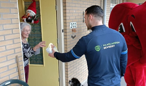 <p>Door de vrolijke verrassingsactie begon Oudjaarsavond voor veel mensen met een lach</p>