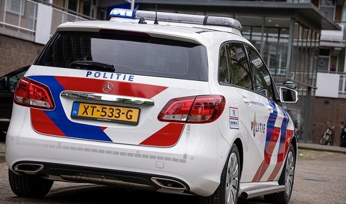 De politie heeft een man aangehouden die verdacht wordt van schieten naar voorbijgangers.