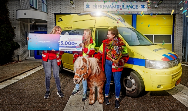 <p>De cheque wordt overhandigd. </p>
