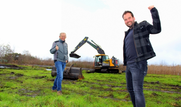 <p>In Boskoop-Oost zijn de werkzaamheden gestart voor Tuinen van Boskoop. Peter Mathot (li) en Kenneth Stolk zijn er blij mee.</p>