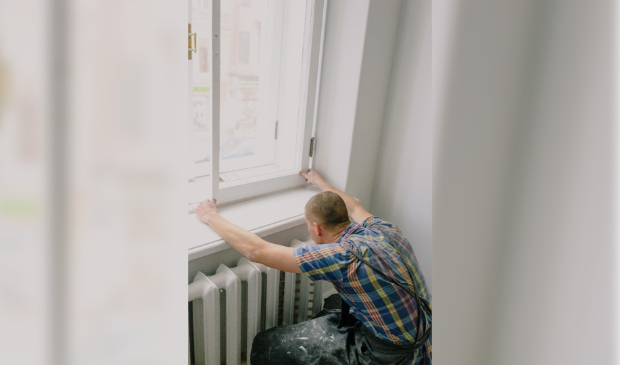 Tochtstrips en radiatorfolie zijn simpele middelen om je huis warmer te houden en de stookkosten te verminderen.