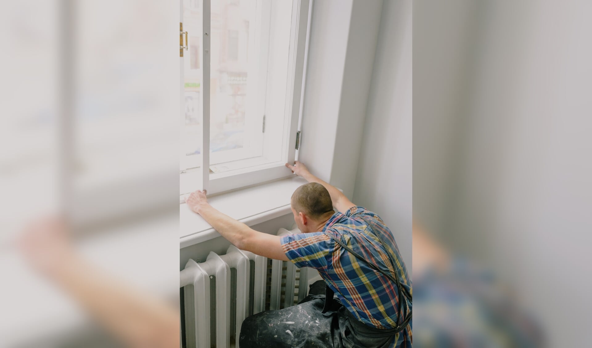 Tochtstrips en radiatorfolie zijn simpele middelen om je huis warmer te houden en de stookkosten te verminderen.  
