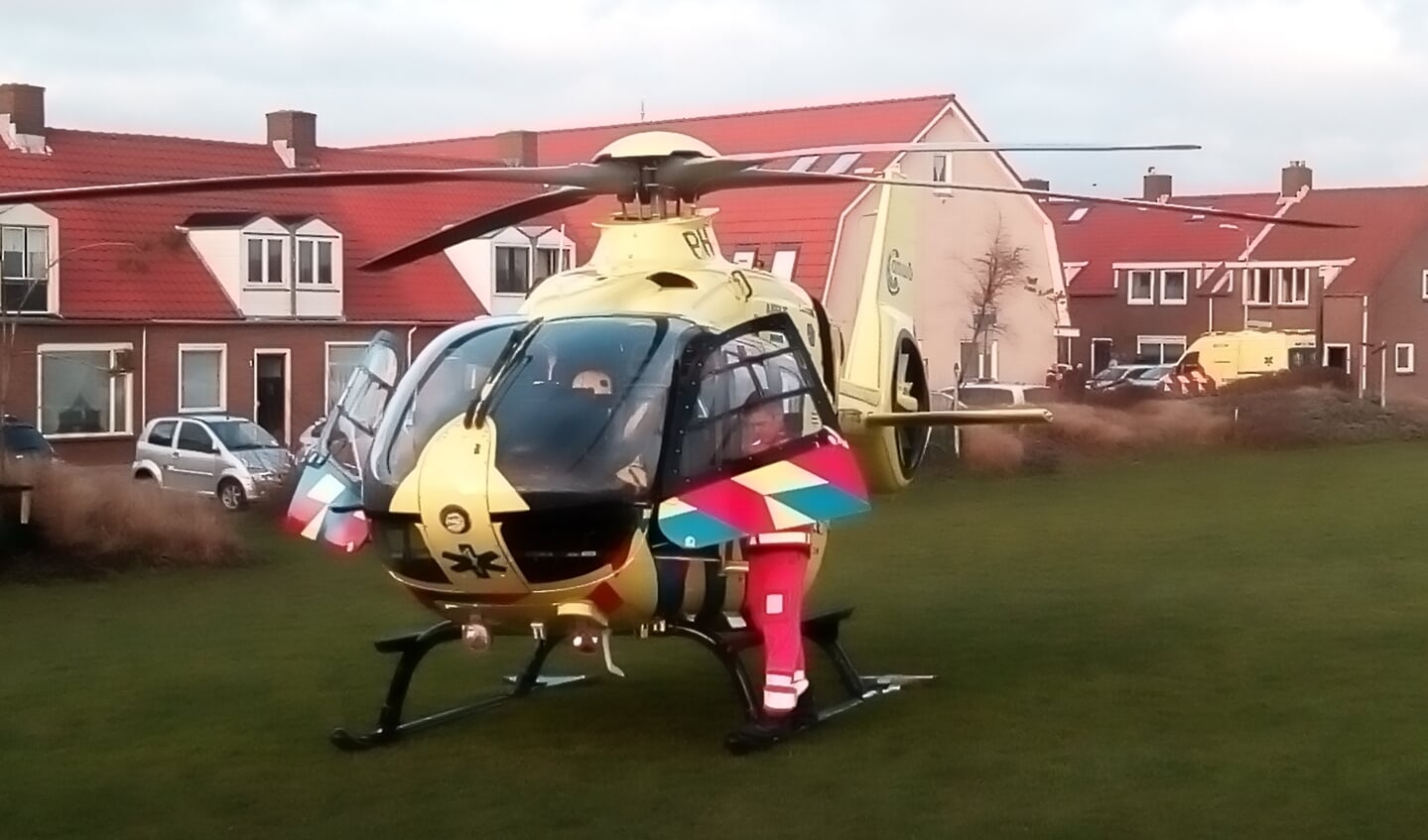 De Traumahelikopter landde op het grasveld in Ter Heijde.