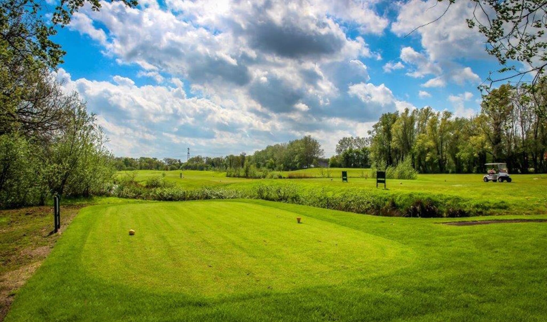 Golfbaan De Lage Mors ligt prachtig in het unieke Twickelse coulisselandschap.