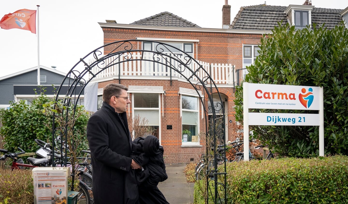 Burgemeester Arends bij het pas onthulde bord.