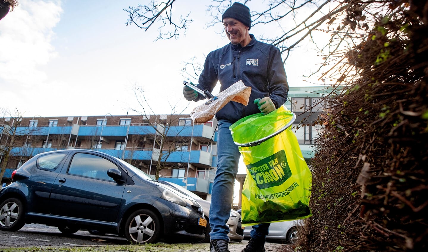 Ook in Risdam-Noord gingen vrijwilligers met grijper en afvalzak de wijk in op zwerfvuil te rapen.
