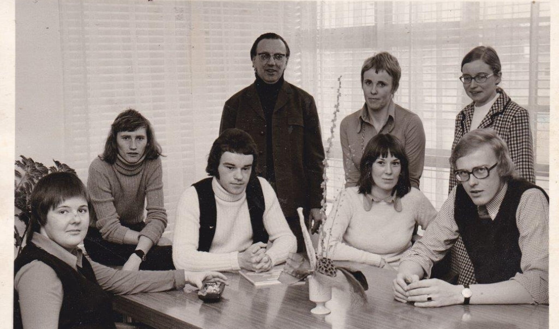 OLS De Garst een jaar na de opening in 1973. Achter staand J.J.B. Lesterhuis, Hanneke Veenstra, J. Hamstra. Links vooraan en links achter onbekend. W.J. Ekkebus, R. Wezelman, G. Hoekstra