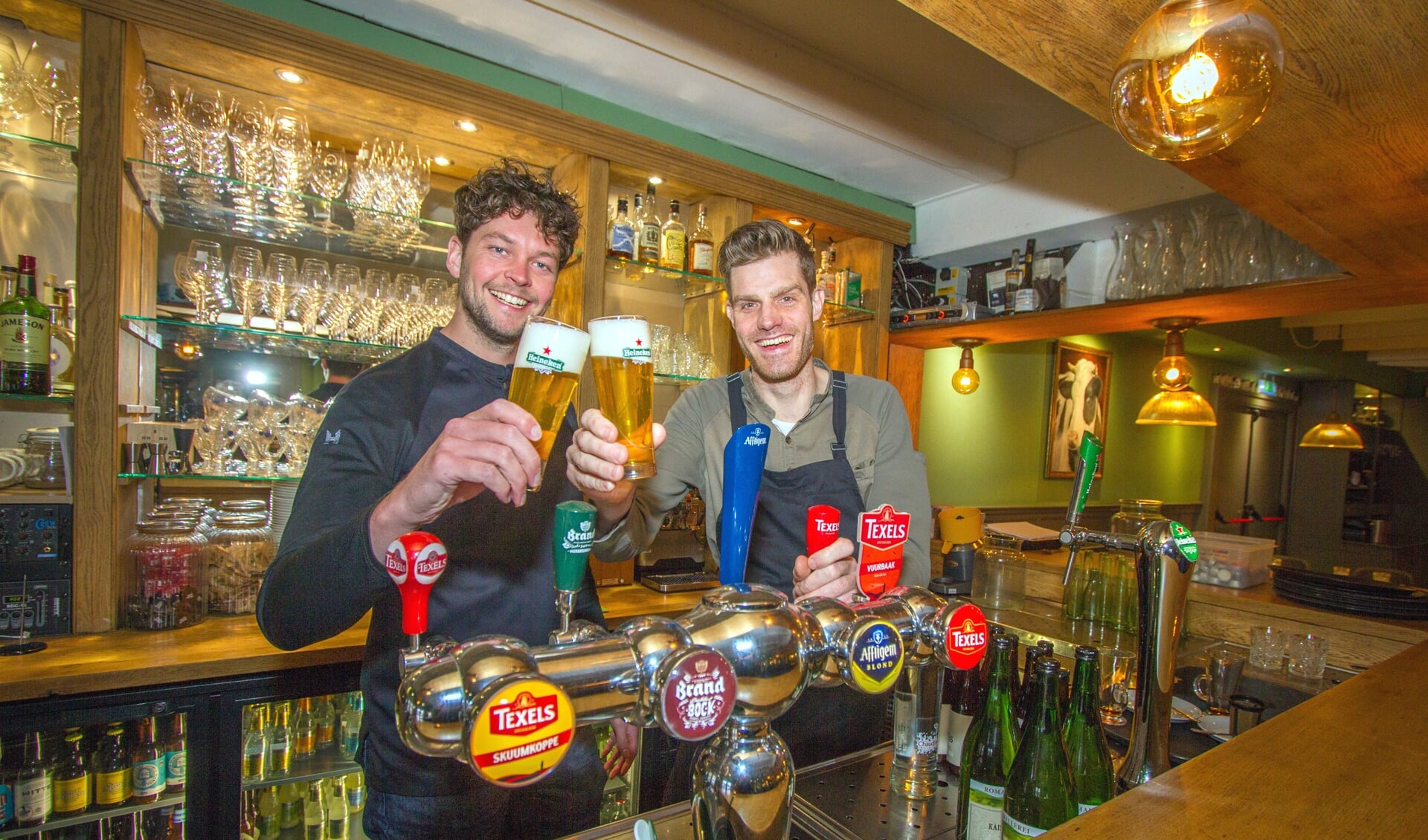 Ook in Eetcafé Klaas, hier met eigenaren Niek Groen (l) en Jos Keijsper achter de toog, is het eindelijk weer tijd voor een vers getapt biertje.