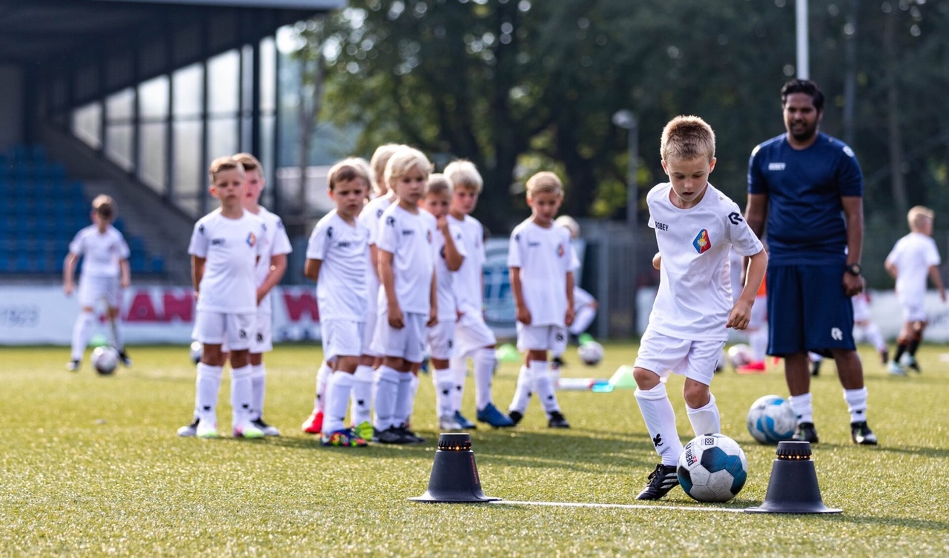 De jonge voetballers krijgen professionele training.