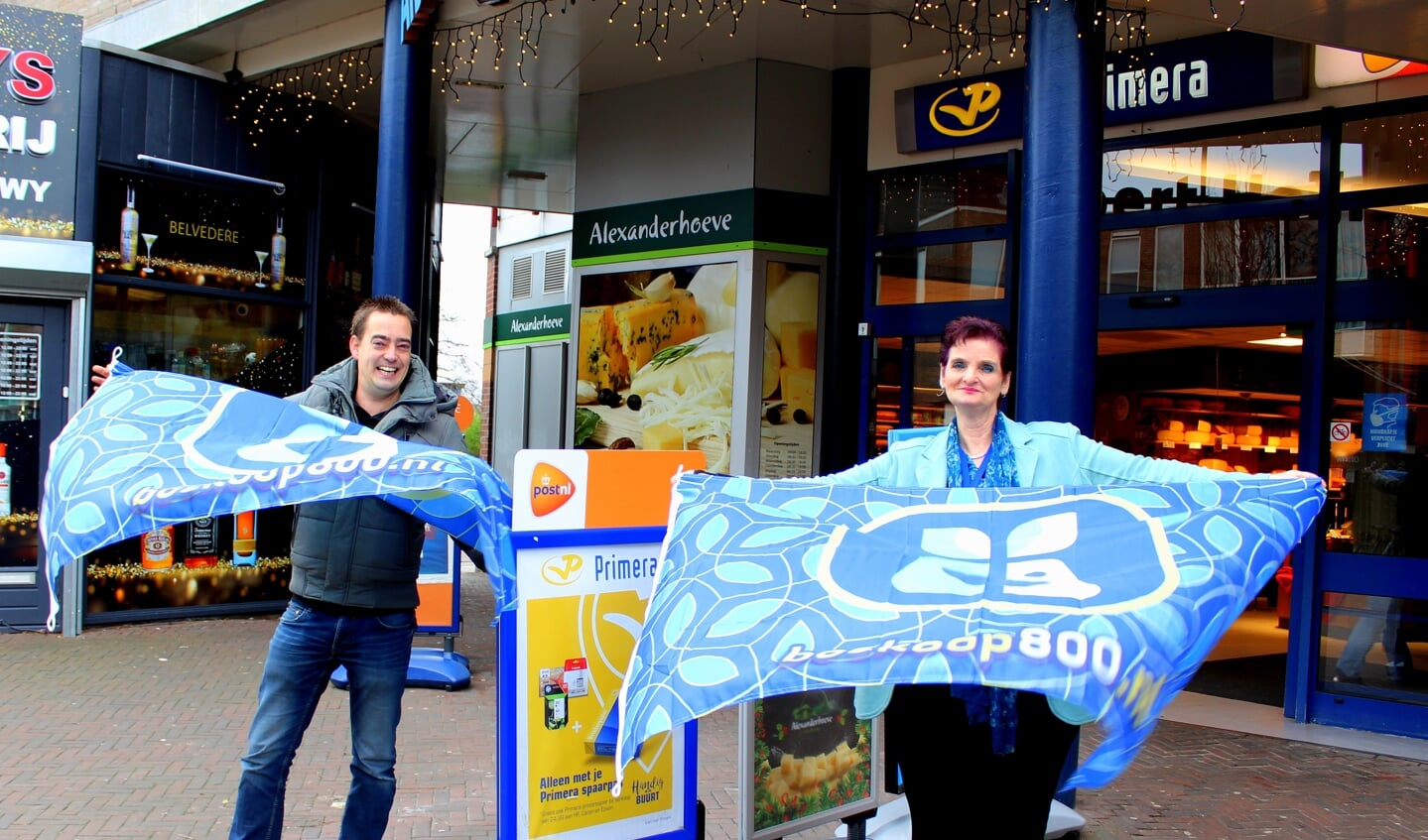 Freek Tasma en Conny Groenendijk showen de speciale Boskoop 800 vlaggen. Die worden vanaf nu verkocht bij Primera Boskoop.