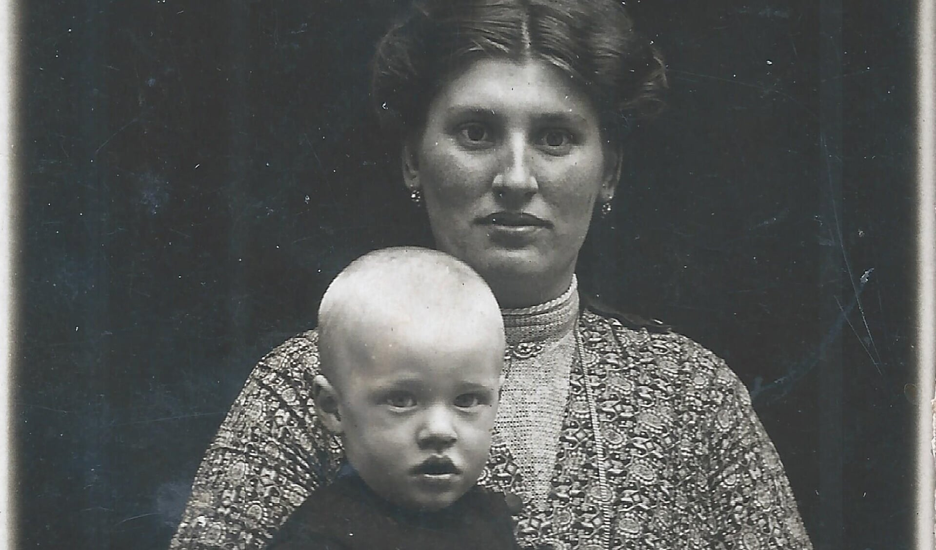 Wie zijn dit? Een moeder en haar zoontje in Alkmaar rond 1913.