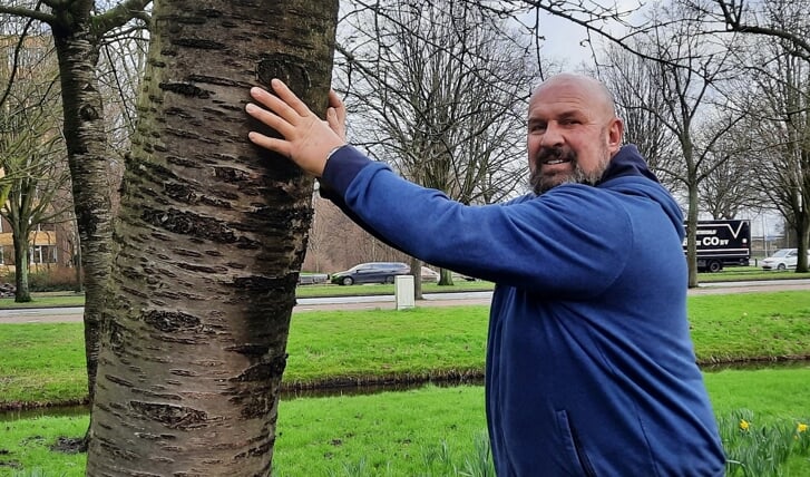 Nu gebruikt Marcel Speyer symbolisch een boomstam om even uit te rusten, na jaren met marktkramen te hebben gesjouwd op de Vlaardingse weekmarkten. Vroeger blonk hij uit tijdens wedstrijden voor de Sterkste man met het sjouwen van boomstammen. 