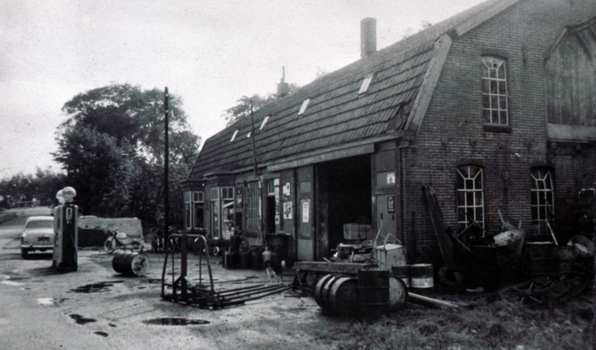 1950, smederij Rentenaar aan de Kerkweg.