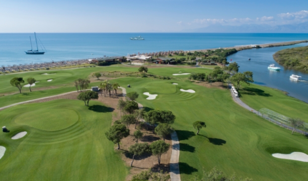 De nieuwe holes van Titanic Golf liggen prachtig ingeklemd tussen de Middellandse Zee en de rivier.
