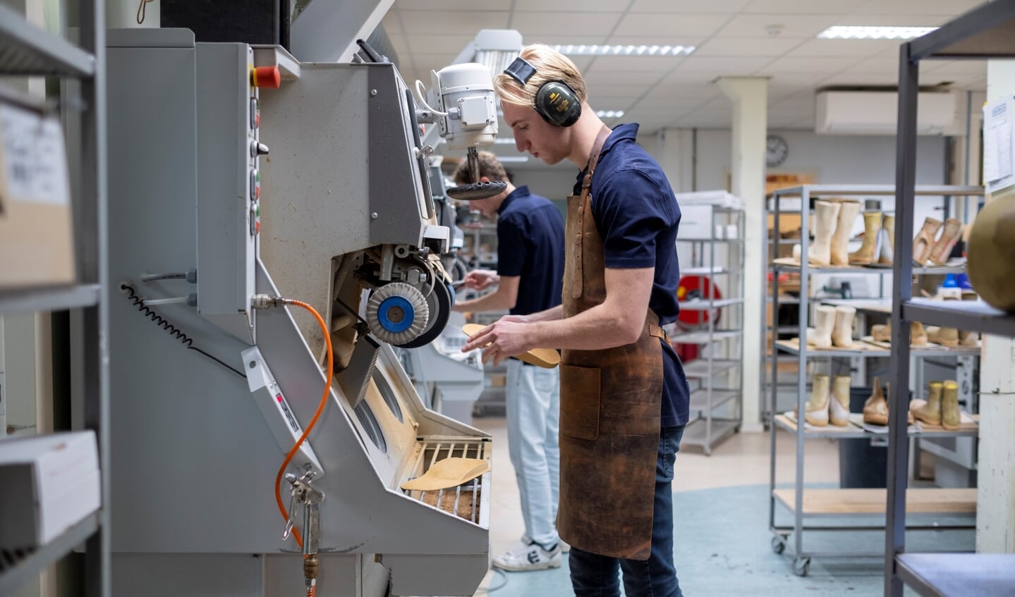 Voetservice levert ambachtelijk gemaakte orthopedische schoenen naar jouw smaak en wensen.