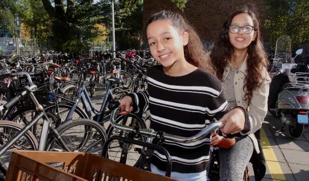 <p>Leerlingen van het HLW gaan in een sfeer naar school. </p>