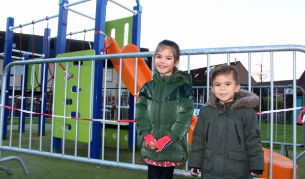 <p>De speeltuin aan de Appelgaarde in Benthuizen. Bowy de Koning (3) kan voorlopig niet op de glijbaan, die is opgeblazen met vuurwerk. Zus Lyva (5) hoopt voor hem dat er gauw een nieuwe glijbaan komt. </p>