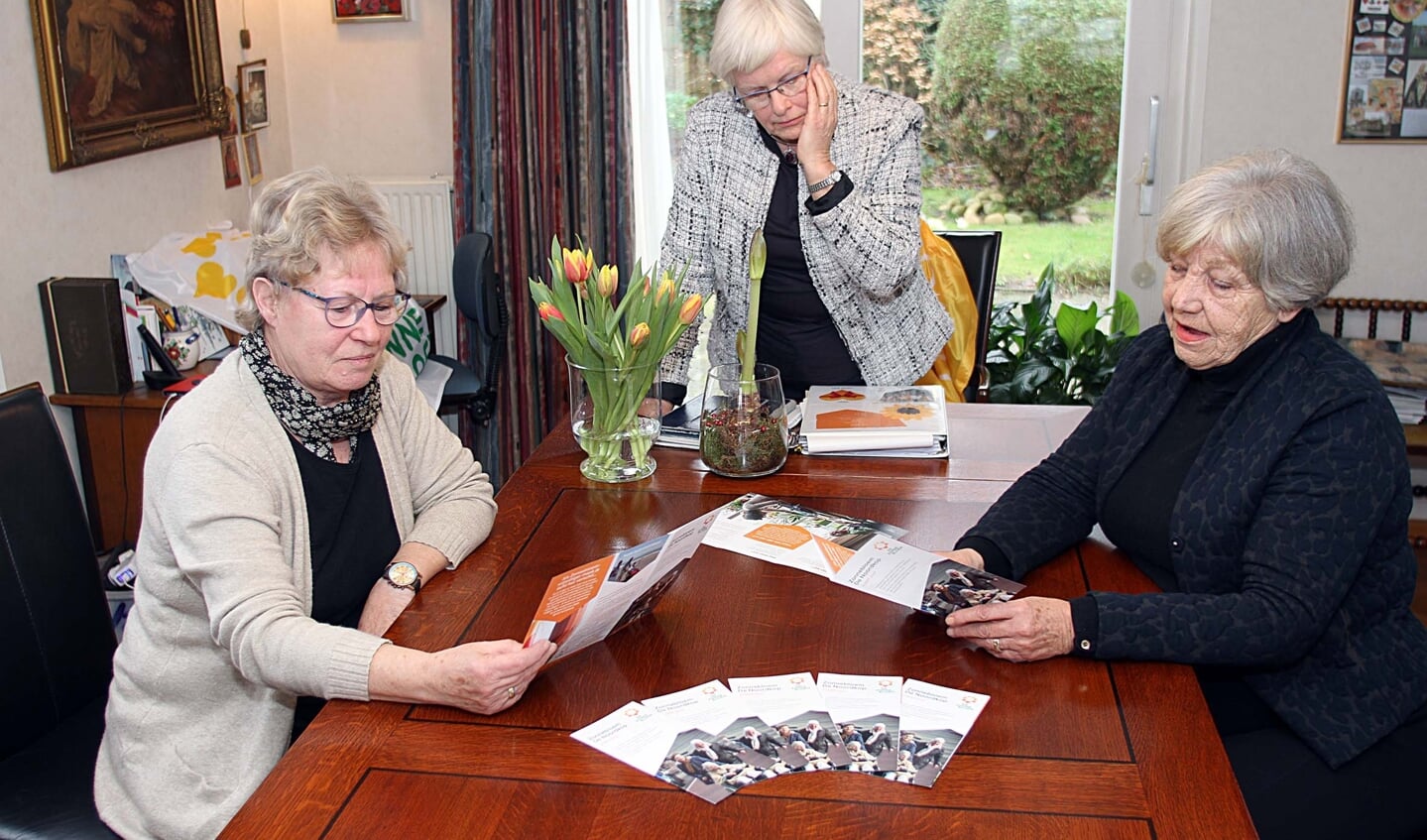 De bestuursleden van De Zonnebloem hebben regelmatig overleg.